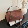 Borsa a tracolla marrone scuro opaca tipo bauletto con finiture metalliche dorate - Marrone