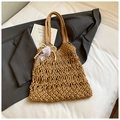 Dettaglio della borsa tote intrecciata a mano con fiocco in pizzo e ciondolo di perle - Borsa Tote Intrecciata (Con Ciondolo) / Cachi