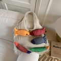 Sac fourre-tout en tricot beige avec des poissons en peluche et de longues franges - Blanc