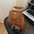 Sac seau en daim marron avec franges et motifs matelassés et chaîne dorée - Marron