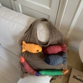 Sac fourre-tout en tricot marron avec poissons 3D colorés et détails de franges stylés - Khaki