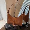 Bolso de hombro retro marrón caramelo en ante sintético mate con detalle de hebilla fina - Marrón