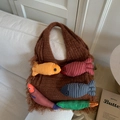 Sac fourre-tout en tricot marron avec breloques de poissons colorés et détails de franges - Marron