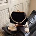 Bolso de noche elegante de piel sintética negra con asa de perlas y cadena dorada - Negro