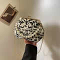 Bolso de peluche con estampado de leopardo, asa de perlas y cadena dorada - Estampado de leopardo