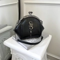 Sac à bandoulière rétro noir avec logo SS argenté et détails de franges en chaîne - Noir