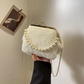 Bolso bandolera de peluche blanco en forma de concha con asa de perlas y cadena oro - Blanco