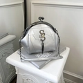 Sac bandoulière argenté métallisé avec logo SS, bandoulière chaîne et pompon - Argenté