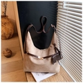 Detail der khakifarbenen Wildleder-Beuteltasche mit Elefantenanhänger und Schnalle - Khaki