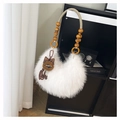 Détail du sac croissant en peluche blanche avec poignée en corde tressée et perles - Avec Pendentif / Blanc