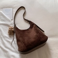 Borsa hobo in pelle scamosciata marrone scuro con finiture in pelle e ciondolo a orsetto - Caffè con Ciondolo