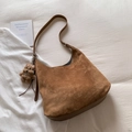 Borsa hobo in camoscio marrone con ciondolo a orsetto su tessuto bianco - Marrone con ciondolo