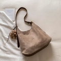 Borsa hobo in pelle scamosciata marrone con tracolla regolabile e ciondolo a forma di orso - Cachi Con Pendente