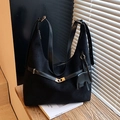 Minimalistische schwarze Hobo-Tasche aus Wildleder mit Elefanten-Anhänger und Riemen - Schwarz