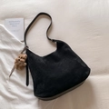 Borsa hobo nera opaca a forma di mezzaluna con un simpatico orsetto di peluche - Nero con ciondolo