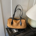 Bolso Boston de moda en ante marrón con ribete de cuero negro y detalles en metal dorado - Marrón