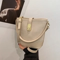 Elegante cremeweiße Beuteltasche aus mattem Wildleder und Glattleder mit goldener Schließe - Weiß