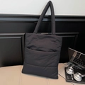 Borsa tote nera trapuntata imbottita da donna con un design moderno e capiente - Nero