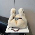Borsa a tracolla in ecopelliccia color panna con cinturino in pelle marrone e fibbia in metallo - Bianco