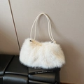 Sac bandoulière chic en fausse fourrure blanche avec texture pelucheuse pour femme - Blanc Cassé