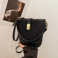 Retro schwarze matte Beuteltasche mit Goldverschluss und verstellbarem Gurt - Schwarz
