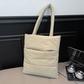 Grande borsa shopper trapuntata beige da donna con tasca frontale e tracolla lunga - Albicocca