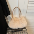 Sac à main chic en peluche beige avec anses en cuir et texture hivernale douce et chaude - Kaki