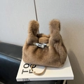 Elegante borsa a mano in finta pelliccia color cammello scuro con chiusura girevole - Marrone