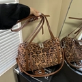 Bruine Boston tas met luipaardprint, suède textuur en lederen handvatten - Luipaard Bruin