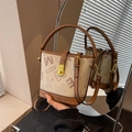Elegante borsa a secchiello beige con finiture in pelle marrone e stampa a lettere - Bianco Sporco