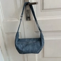 Minimalistische graublaue Hobo-Tasche mit Reißverschluss und Knotengurt-Design - Blau