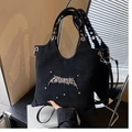 Borsa tote nera stile punk con lettere gotiche argento e tracolla regolabile - Nero