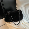 Sac oreiller élégant en peluche noire avec bandoulière en cuir et finitions dorées - Noir