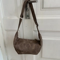 Dunkelbraune matte Wildleder-Schultertasche in Halbmondform mit verstellbarem Riemen - Braun