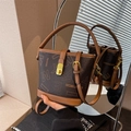Borsa a secchiello vintage con stampa logo, dettagli in pelle e chiusura dorata - Marrone