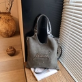 Borsa tote vintage in pelle scamosciata grigia con borchie e dettagli argento - Grigio