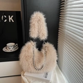 Borsa a mano in pelliccia sintetica beige con catena a sfere argento e manico morbido - Cachi