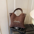 Borsa tote vintage in pelle marrone smerigliata con dettagli gotici e borchie argentate - Marrone