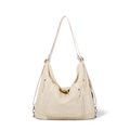 Détail d'un sac cabas en nylon crème avec poches zippées et boucles argentées - Beige