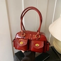 Borsa bauletto bordeaux retrò in pelle cerata con fibbie dorate e tasche anteriori - Rosso