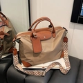 Bolso tote grande de nailon beige con ribete de cuero marrón y correa ancha estampada - Caqui