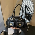 Borsa a spalla nera lucida con doppie tasche e dettagli dorati per l'uso quotidiano - Nero