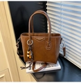 Detailansicht braune Vintage Eimertasche mit Ledertextur und Holzperlen Quastenanhänger - Braun