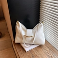 Sac fourre-tout blanc en similicuir brillant avec boucle métallique dorée chic - Blanc