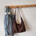 Borsa hobo leopardata con tracolla in pelle regolabile appesa a un gancio a muro - Grande stampa leopardata marrone