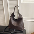 Grande borsa tote marrone scuro in ecopelle con chiusura magnetica elegante - Marrone