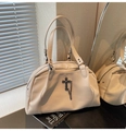 Dettaglio borsa in pelle testurizzata bianco avorio con croce vintage e catena in metallo - Bianco Sporco