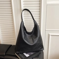 Grande borsa hobo nera minimalista con trama plissettata morbida e tracolla larga - Nero
