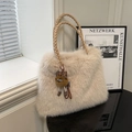 Elegante borsa in ecopelliccia crema con manici intrecciati e ciondolo in peluche - Beige Con Ciondolo