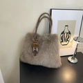 Borsa a mano in pelliccia sintetica color talpa con manici in pelle intrecciata - Caffè con Ciondolo